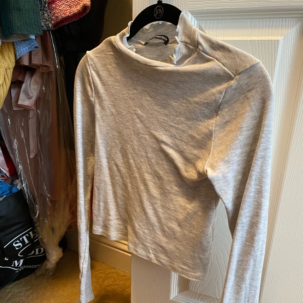 Brandy Melville gray lettuce trim neck